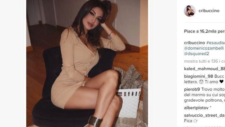 Cristina Buccino e l'abito inguinale: così corto che spunta lo slip