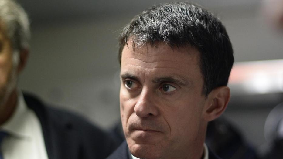 Valls contestato: gli versano sulla testa un sacco di farina