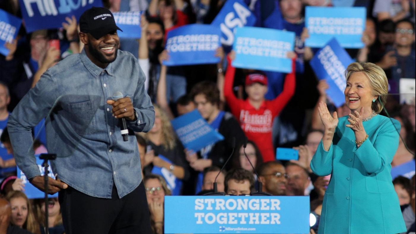 FOTO Usa, Clinton in Ohio sostenuta da Lebron James