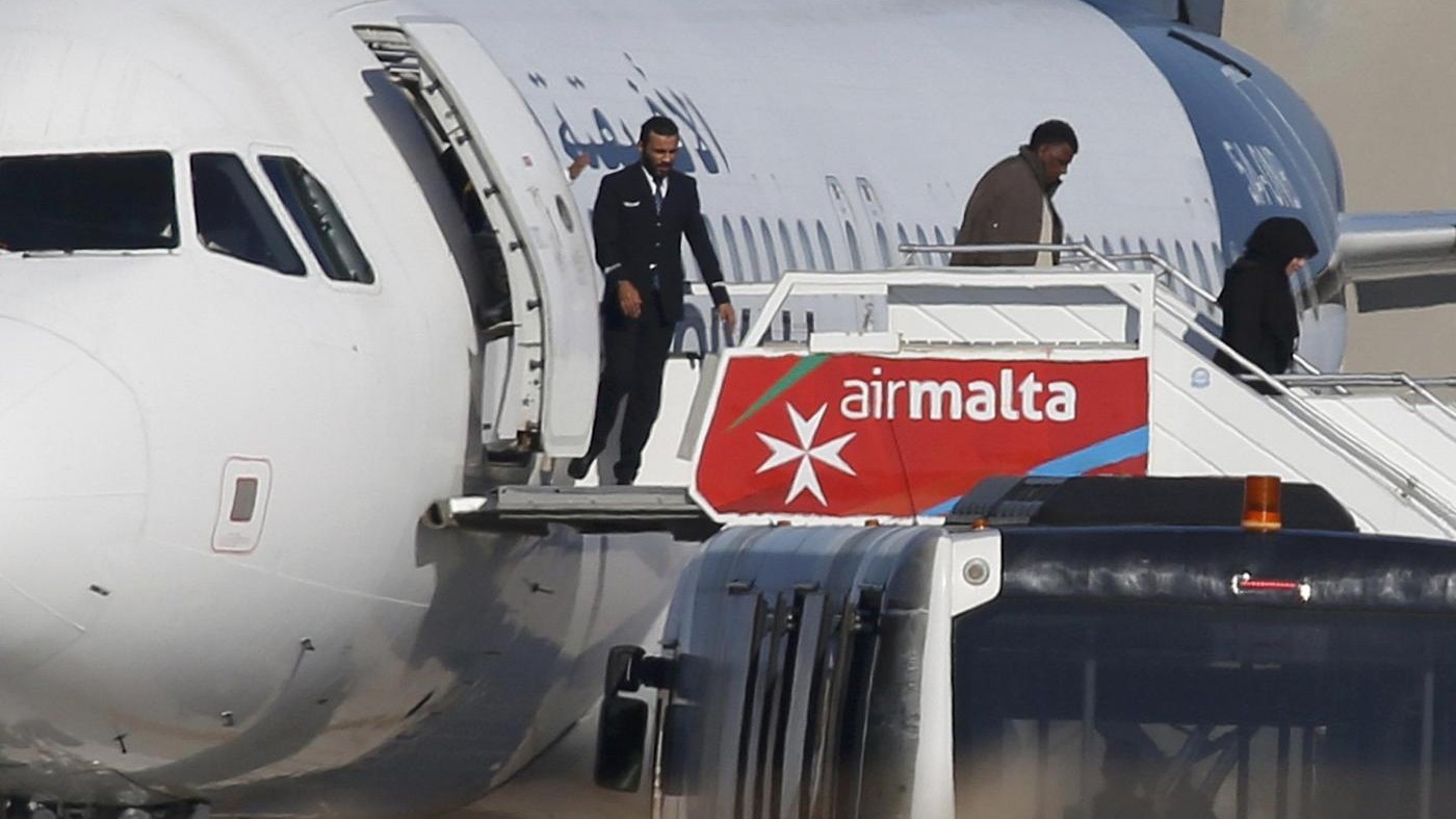 Aereo Malta, libere le persone a bordo, dirottatori in manette