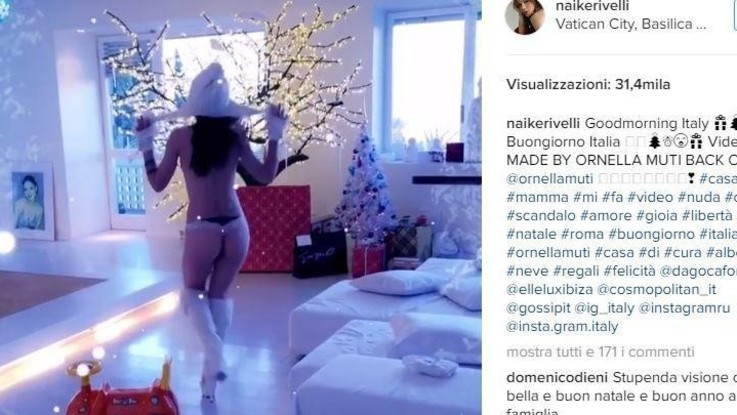 Naike Rivelli accende il Natale con un super lato b VIDEO