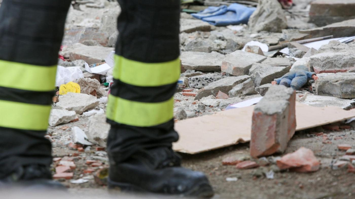 Milano, incendio in cascina abbandonata
