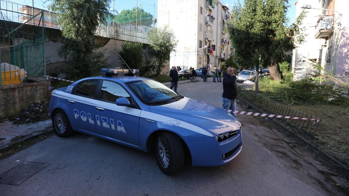 Roma, rapinano e accoltellano donna: fermati due uomini