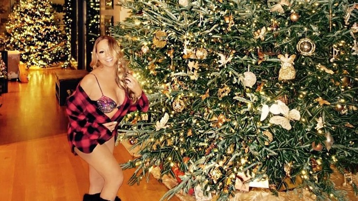 Mariah Carey cuoca sexy sulle note di 'All I want for Christmas'