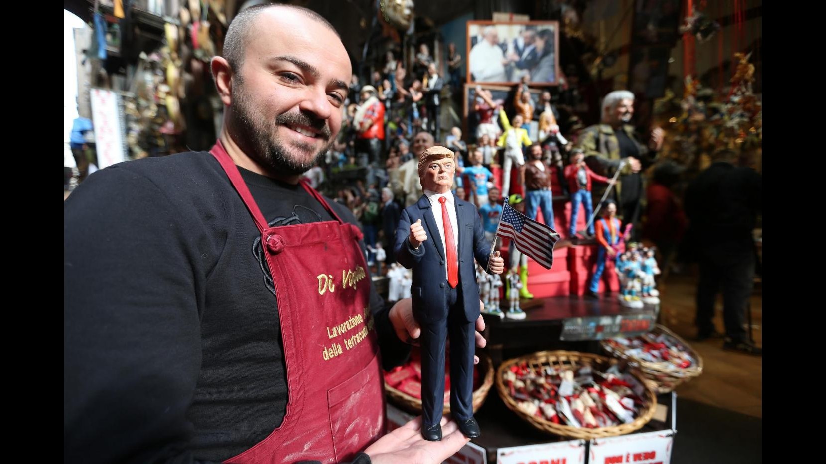Napoli, nel presepe spunta la statuina di Trump