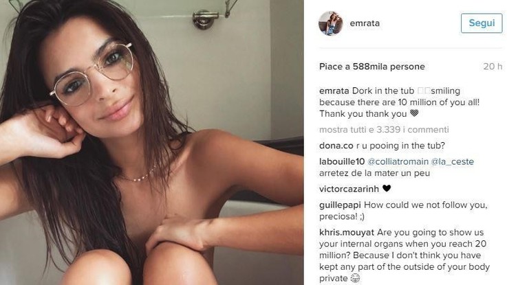 Emily Ratajkowski nuda in vasca ringrazia i 10 milioni di follower