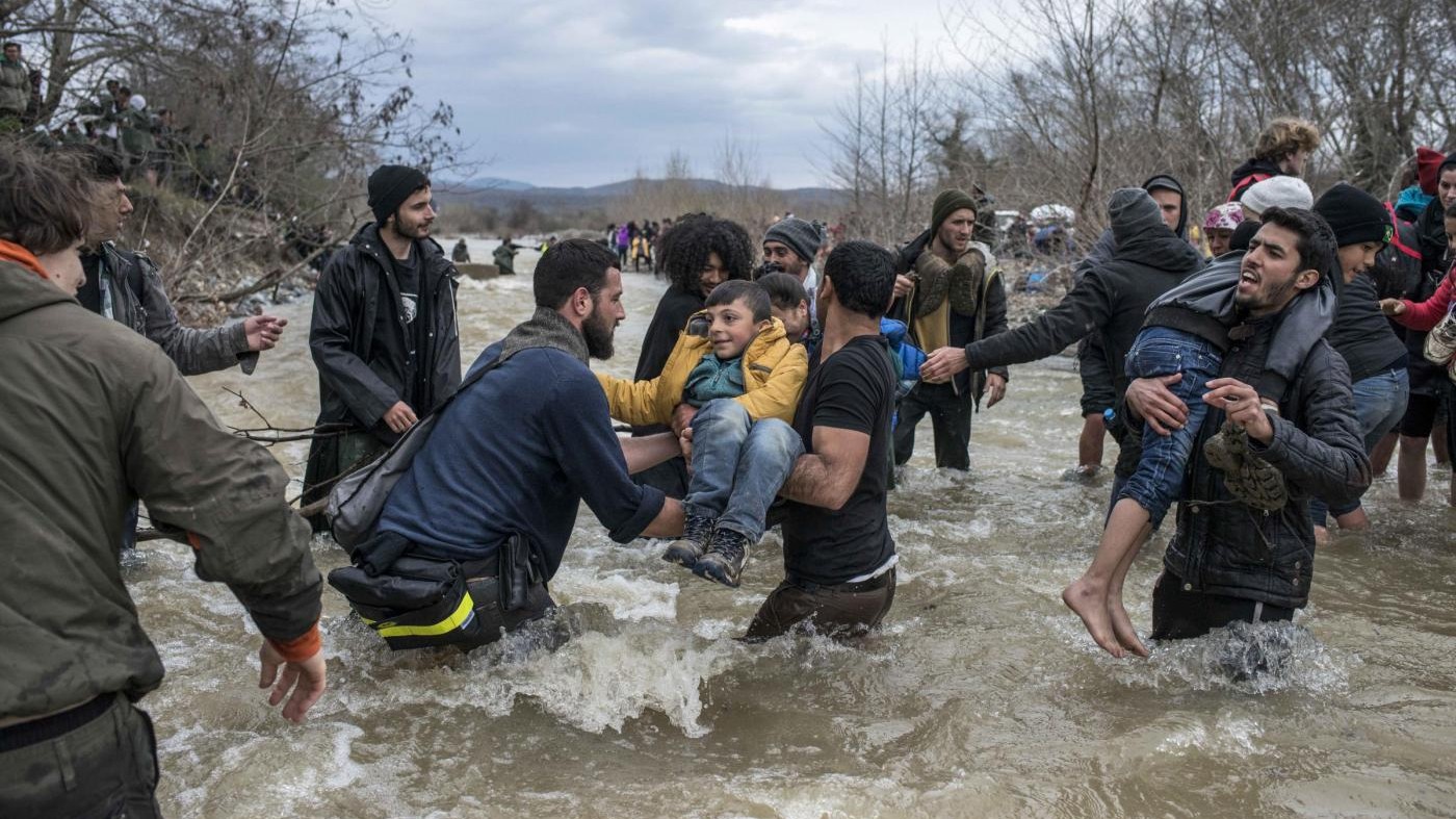 Rifugiati lasciano il campo di Idomeni per andare verso la Macedonia