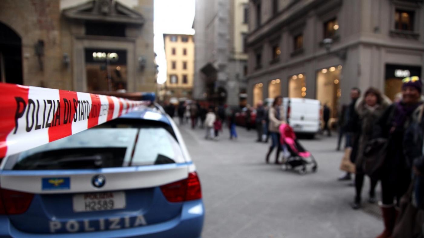 Firenze, ordigno davanti a libreria vicina a CasaPound: ferito agente