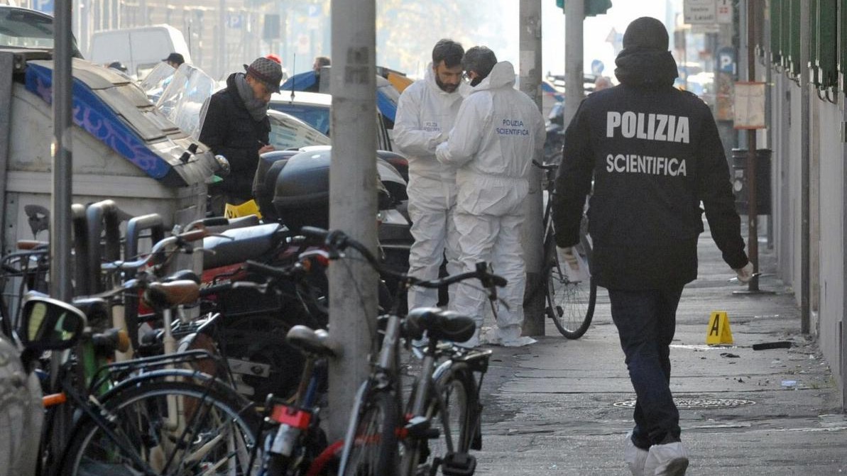 Firenze, bomba contro libreria CasaPound: artificiere perde mano