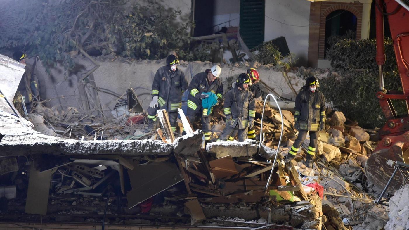 Crollo palazzina a Roma, addio a Debora e Aurora ad Acilia