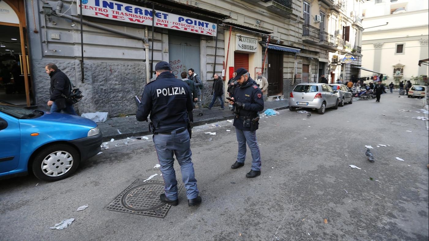 Napoli, sparatoria in strada: ferita bimba di 10 anni