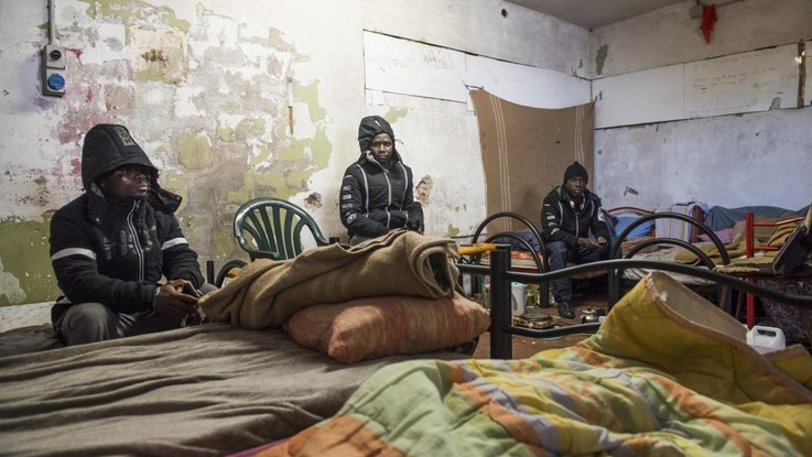 Migranti, Viminale punta sui rimpatri, M5S contro Cie