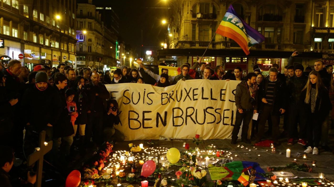 Bruxelles, preghiere e messaggi sull’asfalto in Place de la Bourse