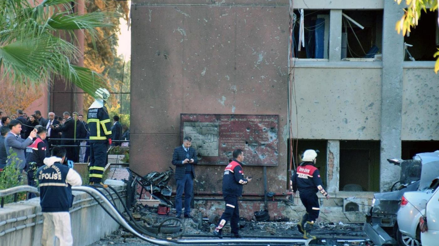 Turchia, attentato contro edificio del governo: due morti