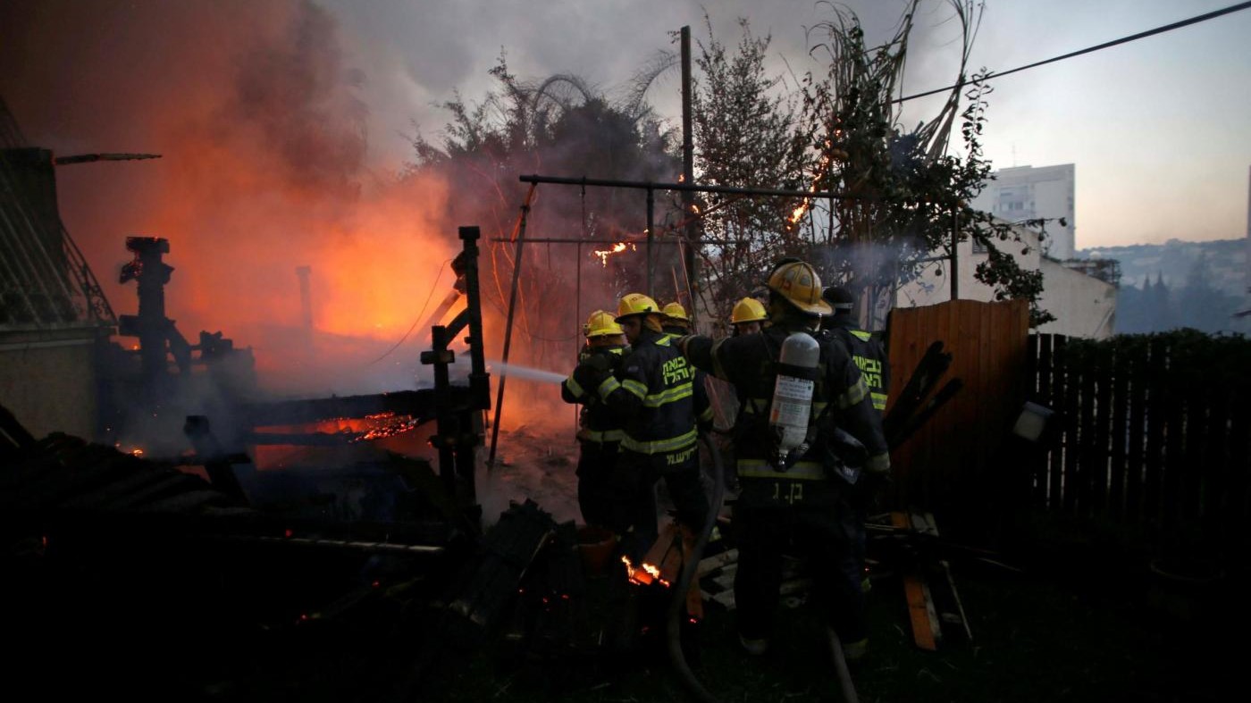 Israele brucia per gli incendi: migliaia in fuga da Haifa