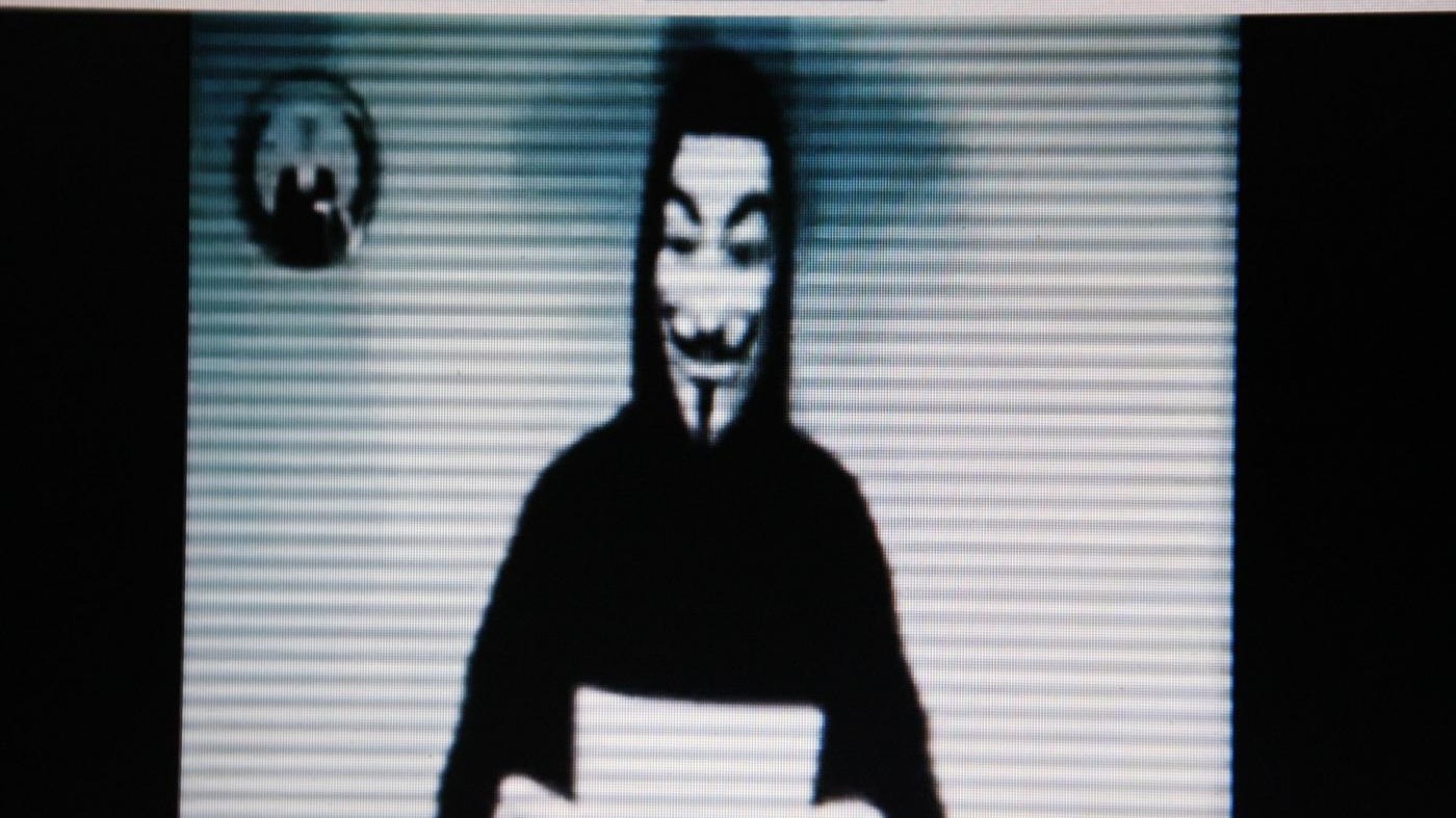 Referendum, blitz della polizia contro hacker Anonymous: 2 denunce