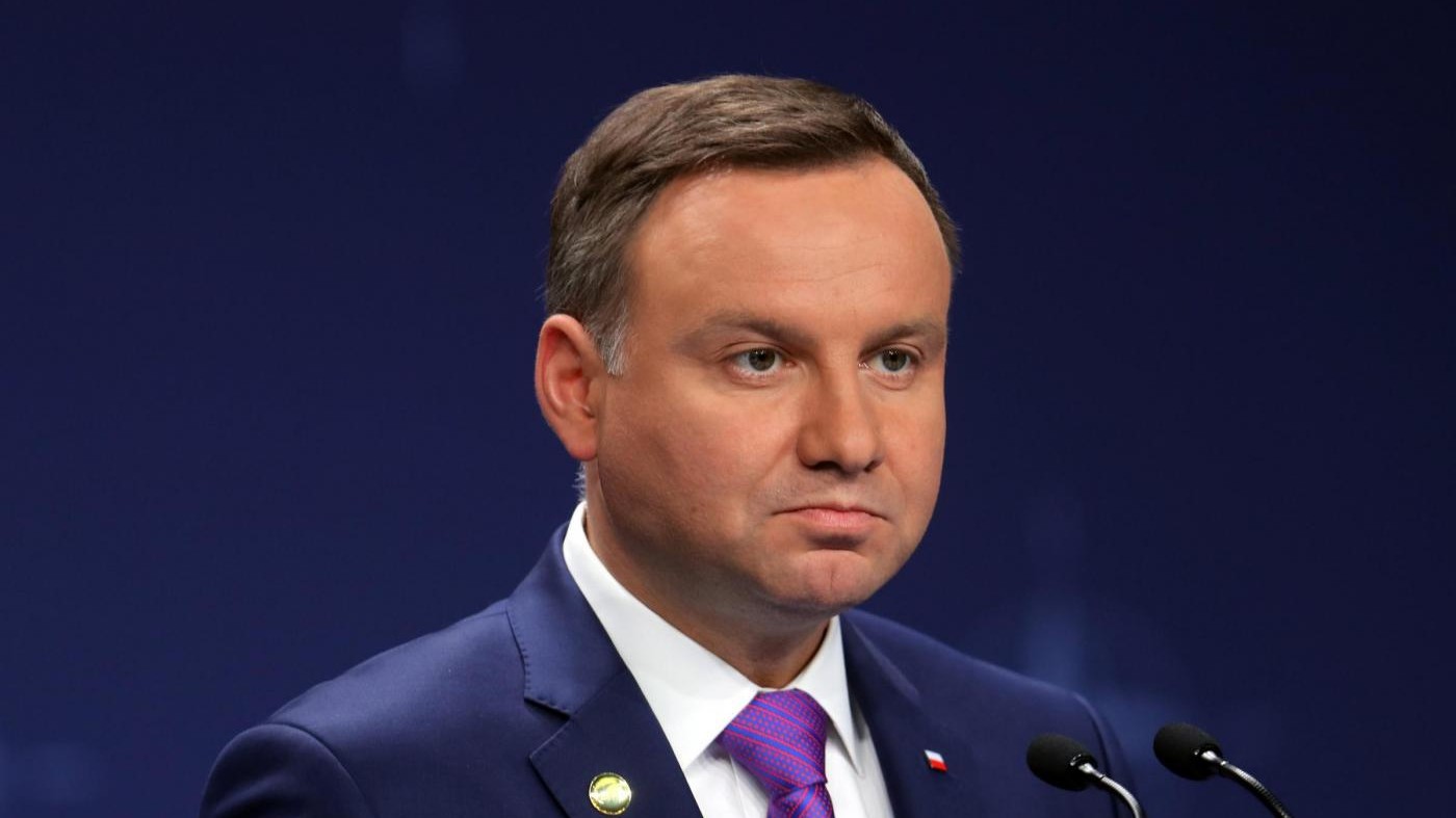 Polonia, cantante mostra sedere al presidente: la foto scatena i social