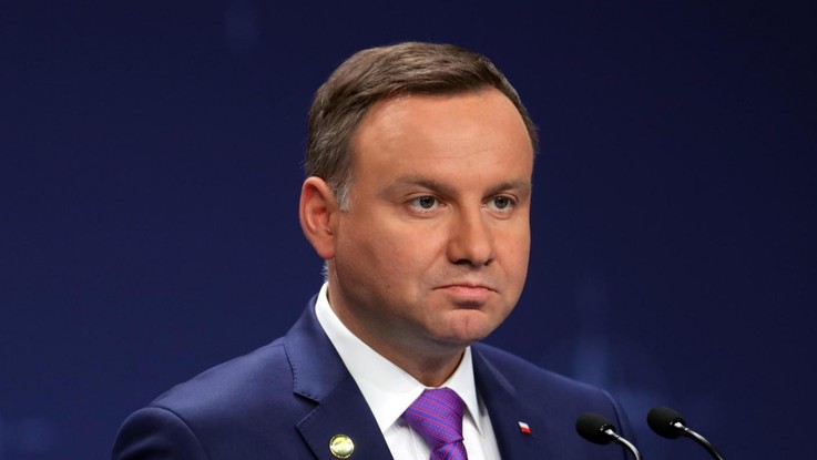 Polonia, cantante mostra sedere al presidente: la foto scatena i social