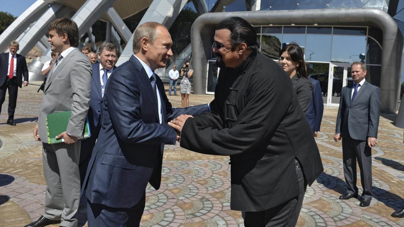 Putin consegna il passaporto russo a Steven Seagal
