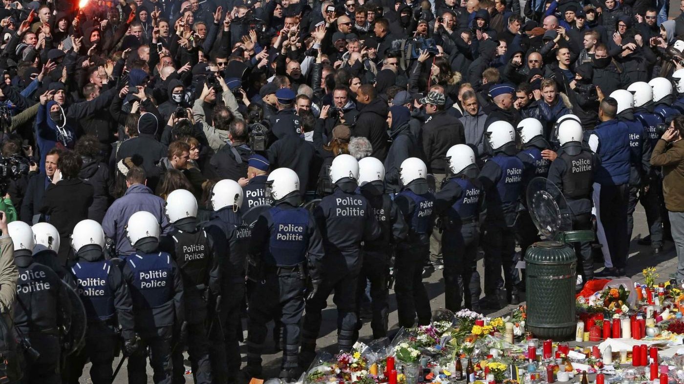 Bruxelles, tifosi neonazisti in piazza sfidano stop manifestazioni
