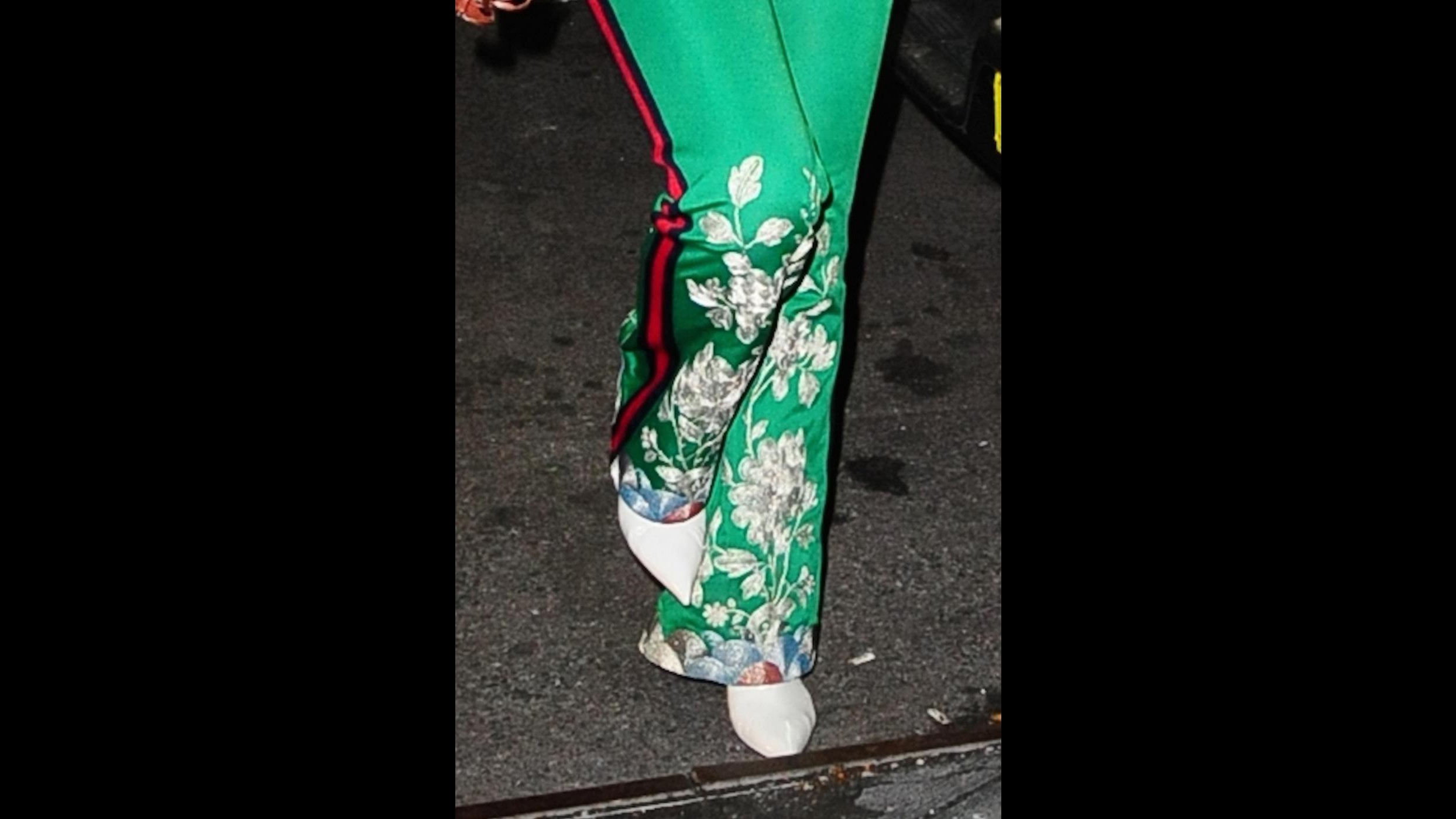 Rihanna a New York: look verde smeraldo