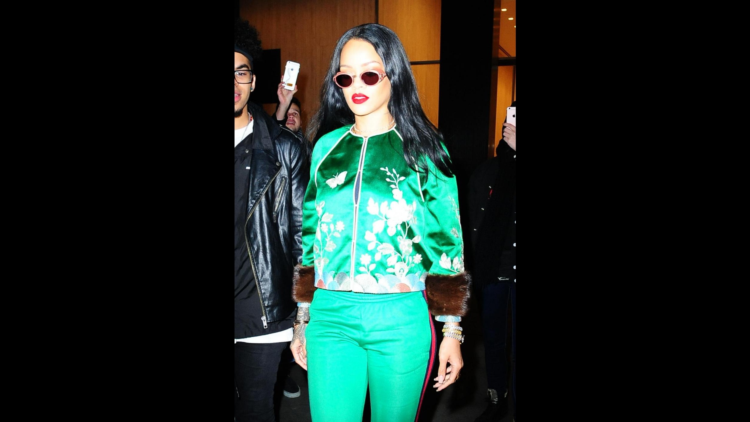 Rihanna a New York: look verde smeraldo