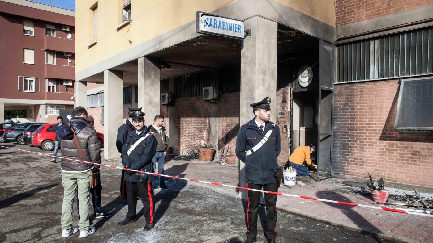 Bologna, esplosione davanti alla caserma dei Carabinieri