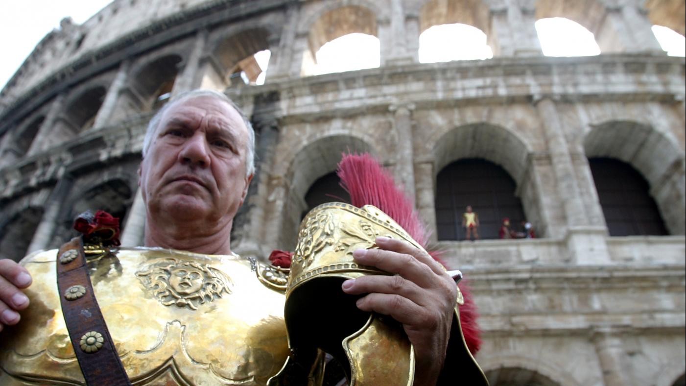 Raggi firma il divieto: Basta centurioni e risciò in centro a Roma