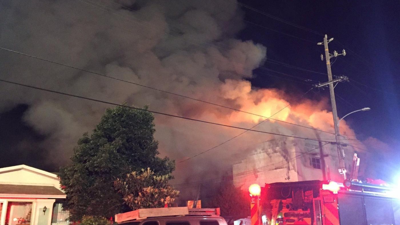 California, incendio a rave Oakland: i morti salgono a 36