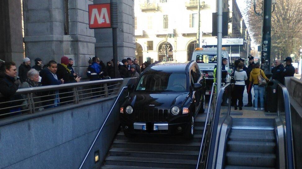 Torino, sbaglia ingresso con suv e si incastra su scalini Metro