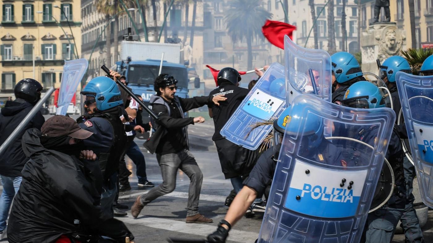 FOTO Renzi a Napoli, scontri al corteo contro il governo