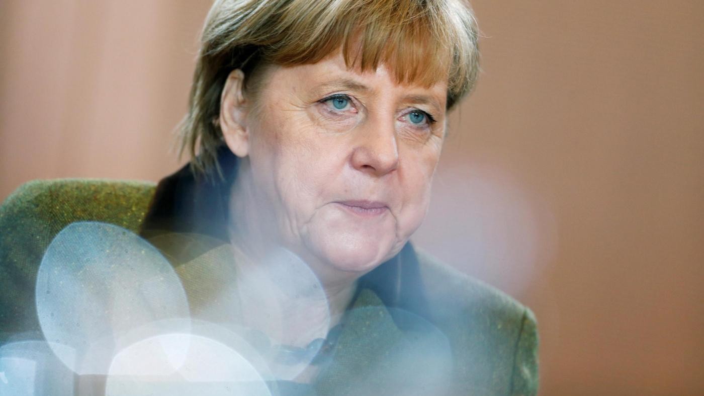 Referendum, Merkel: Dispiaciuta per Renzi ma decisione va rispettata