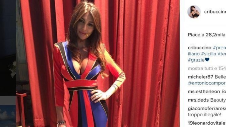 Cristina Buccino 'esplosiva' in abito rossoblù: scollatura da urlo