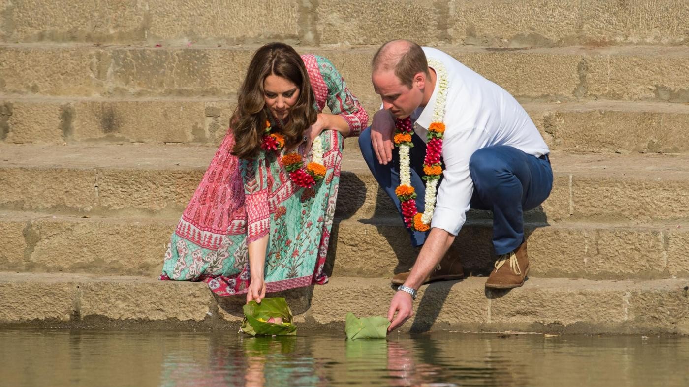 FOTO Kate e William in India: per loro fiori e cricket
