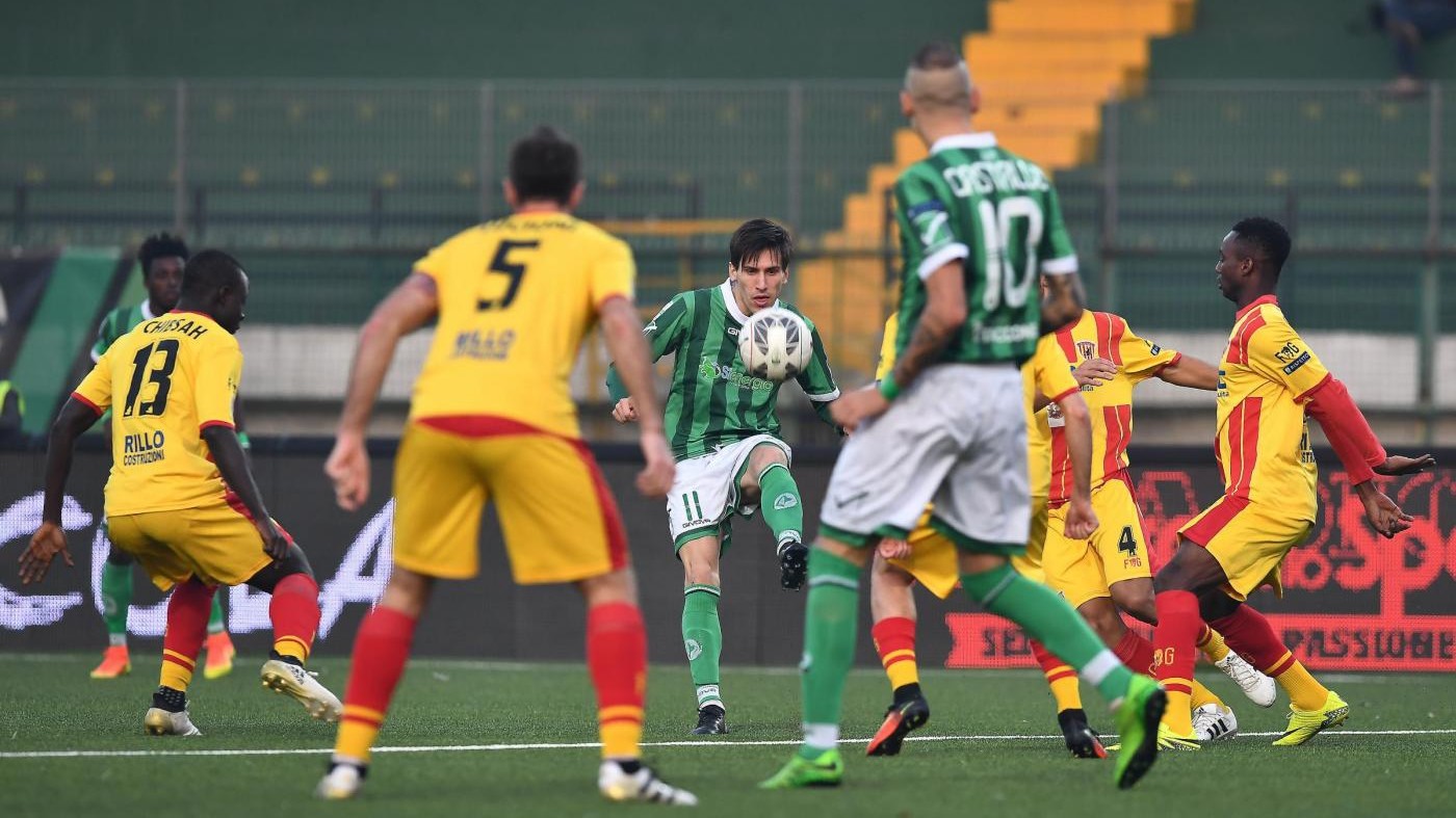 Serie B, Benevento rimonta Avellino: derby campano finisce 1-1
