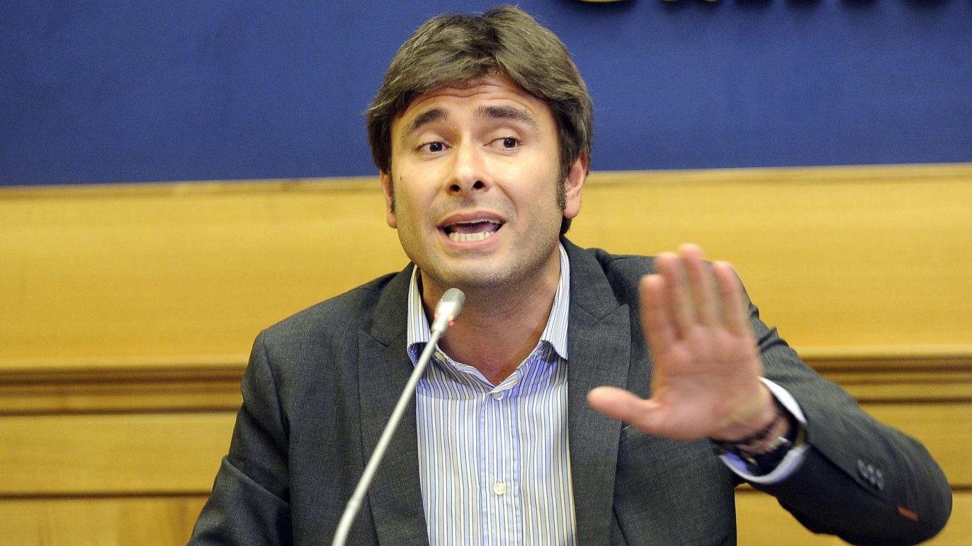 Di Battista avverte: Scendere in piazza? Ci stiamo ragionando