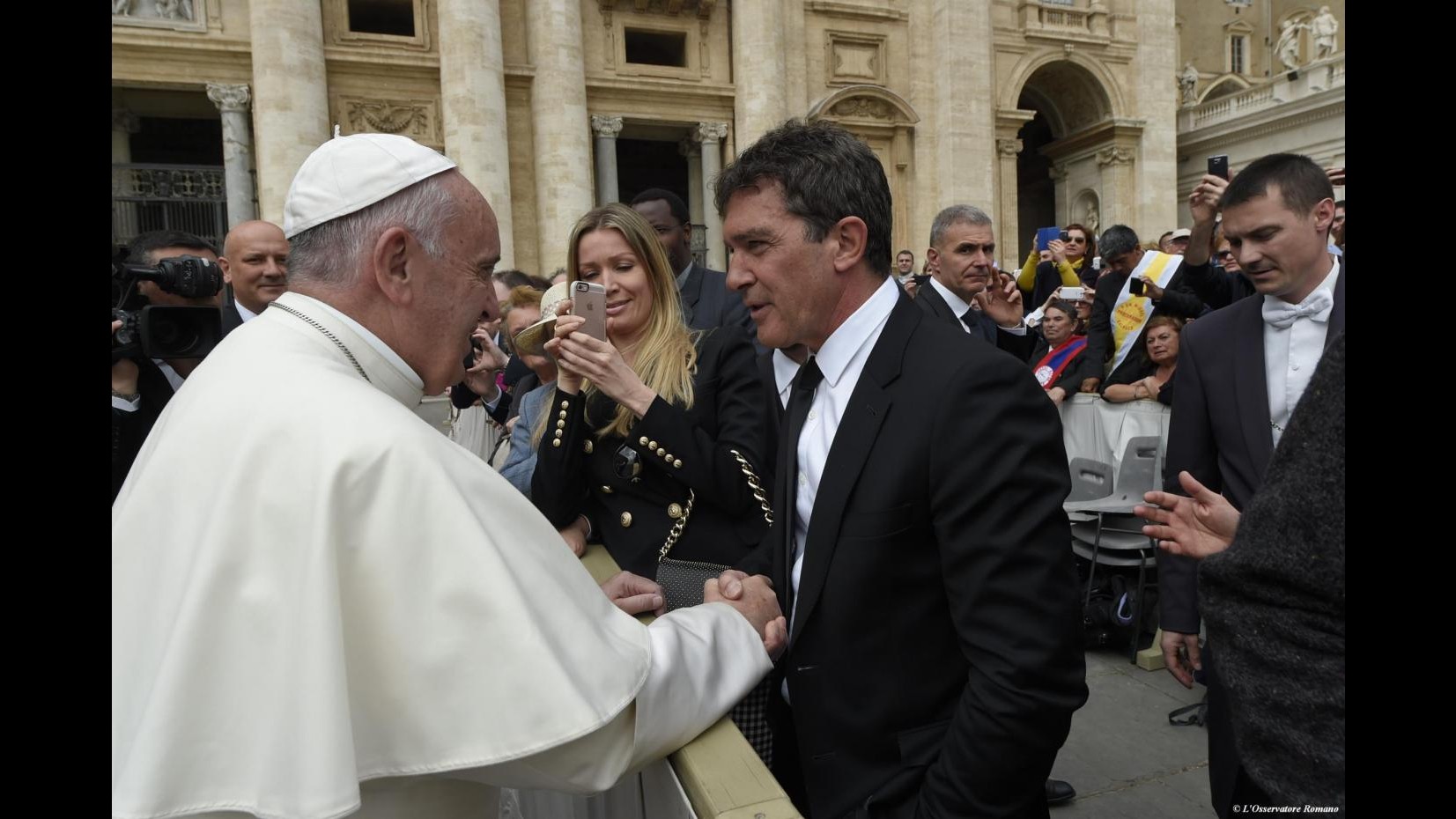 Banderas incontro il Papa in Vaticano per l’Udienza del mercoledì