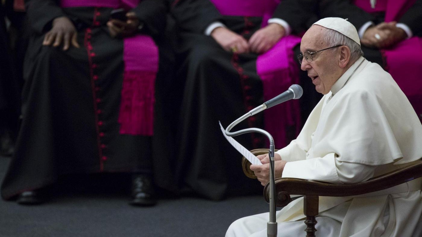 Papa a fedeli che gli fanno auguri: In anticipo portano jella