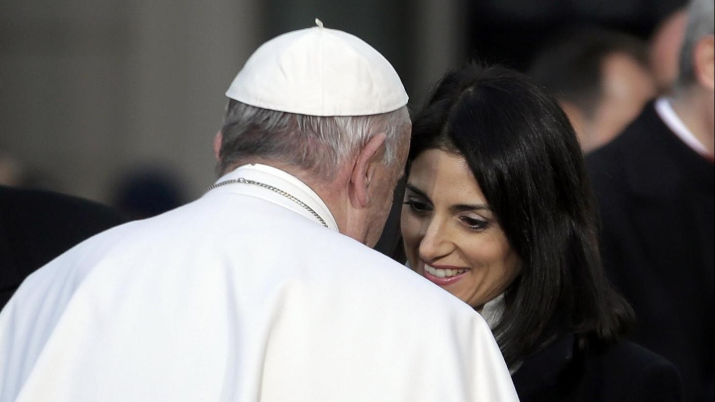 Papa a Raggi: Chiedo a Dio di accompagnarla in momento difficile