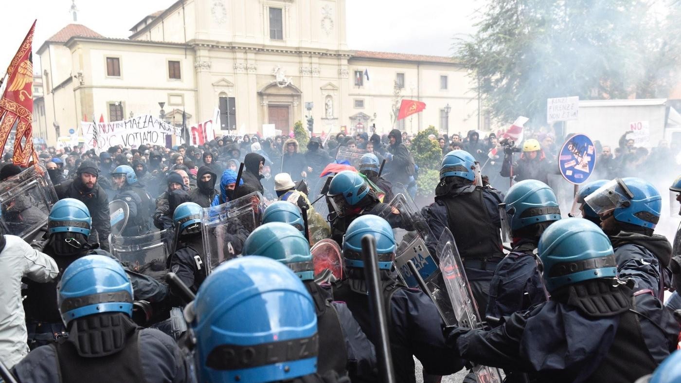 Leopolda, scontri tra polizia e manifestanti in corteo anti-Renzi