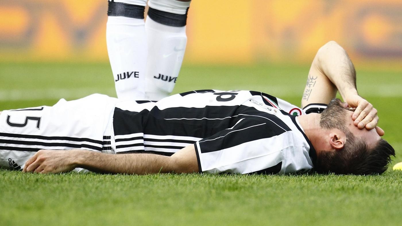 Juve, lussazione alla spalla per Barzagli: fuori 2 mesi