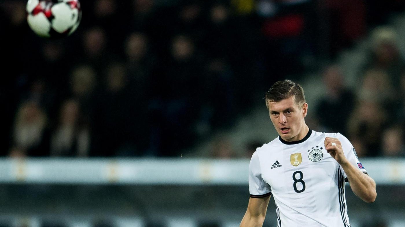 Real Madrid, Kroos fuori un mese e mezzo: frattura al metatarso