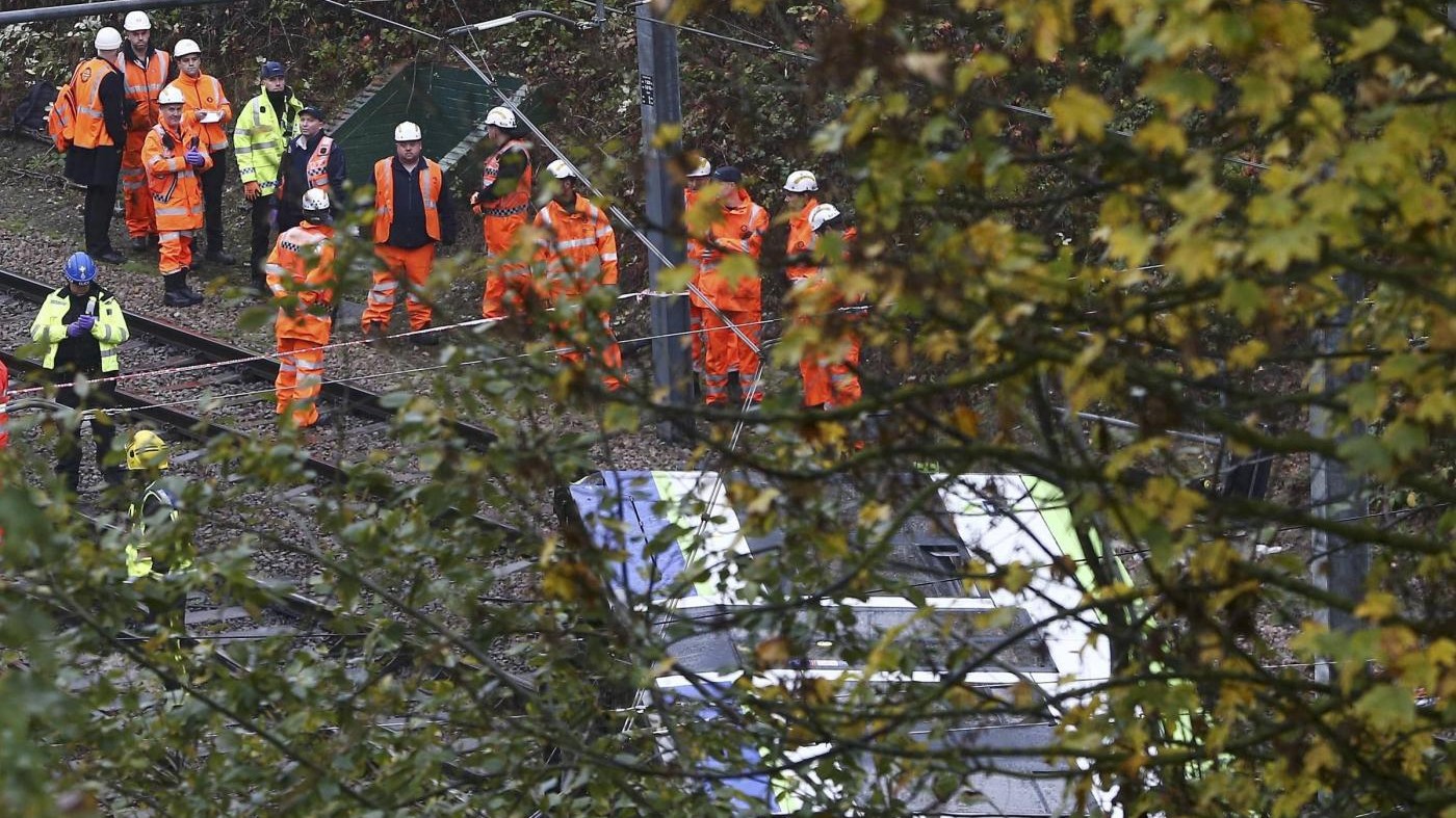 Londra, si ribalta tram: morti e molti feriti. Arrestato l’autista