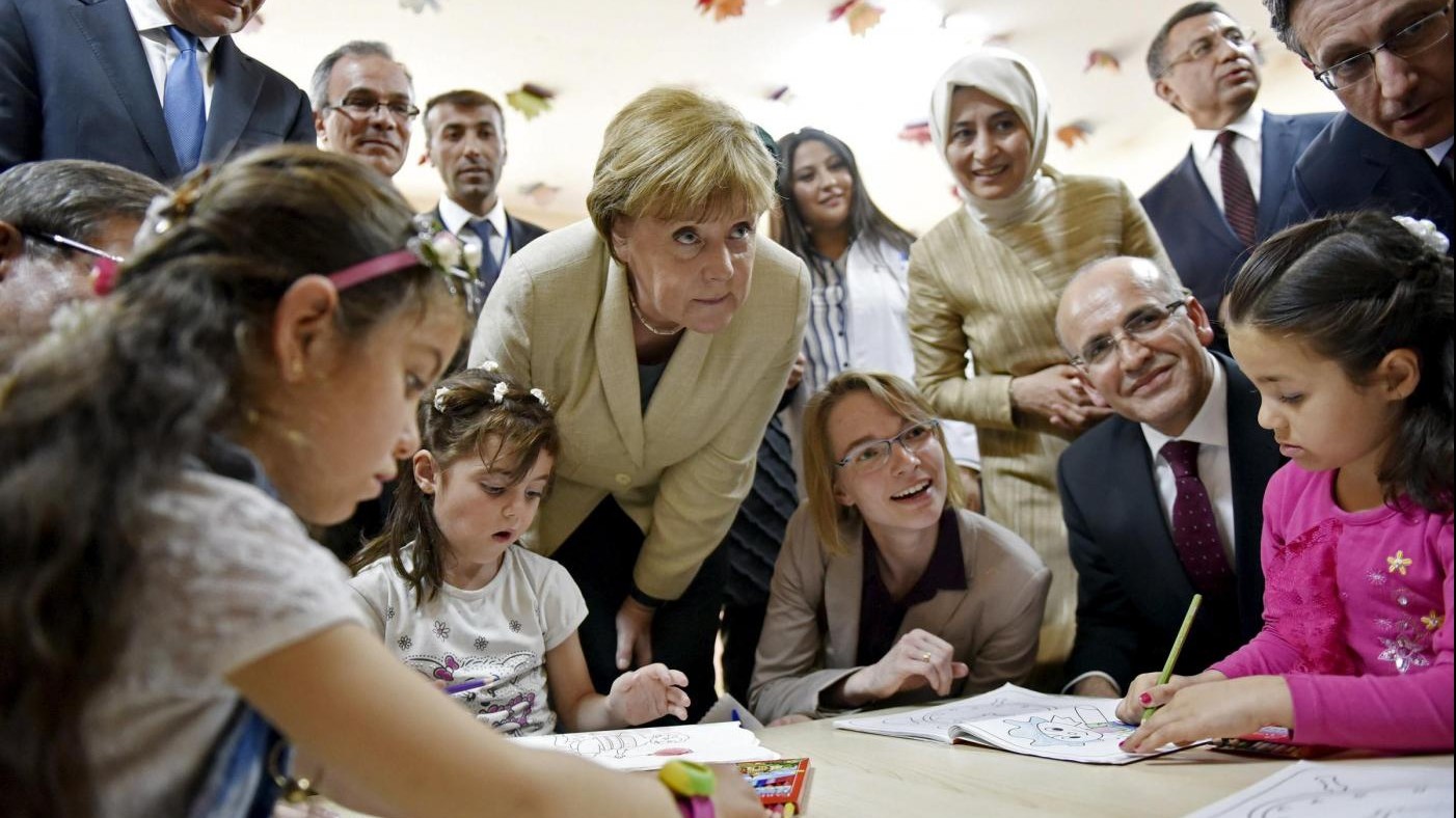 Merkel visita campo profughi siriani in Turchia