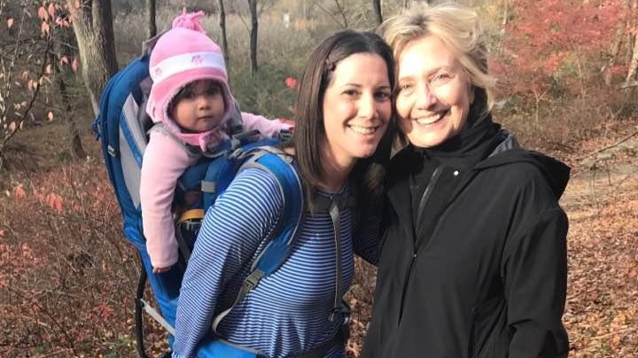 Usa 2016, che fine ha fatto Hillary? Foto nei boschi con la fan