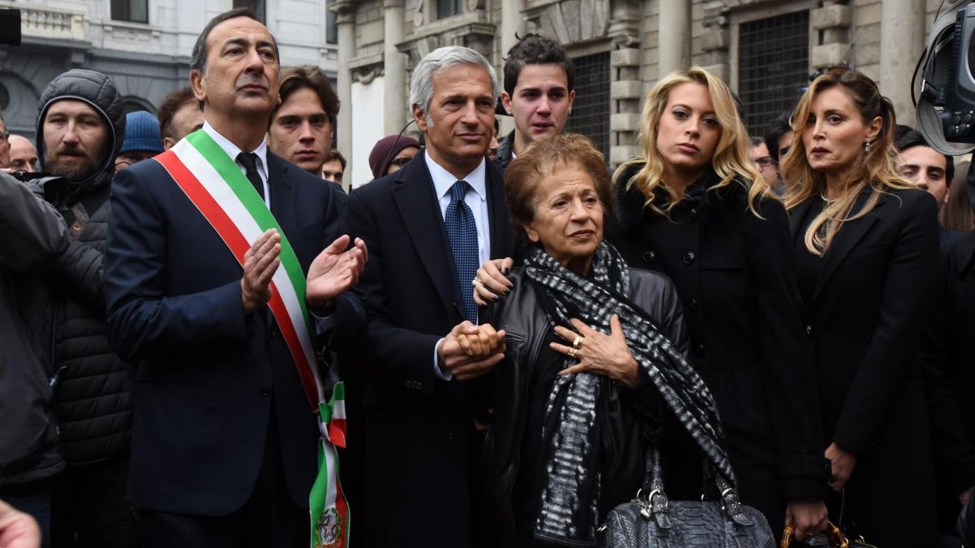 L’ultimo saluto a Veronesi, le lacrime di Sala: Mi aiutò a guarire