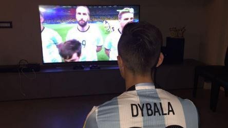 Dybala ‘tifoso’ segue l’Argentina: maglia e tv accesa nella notte