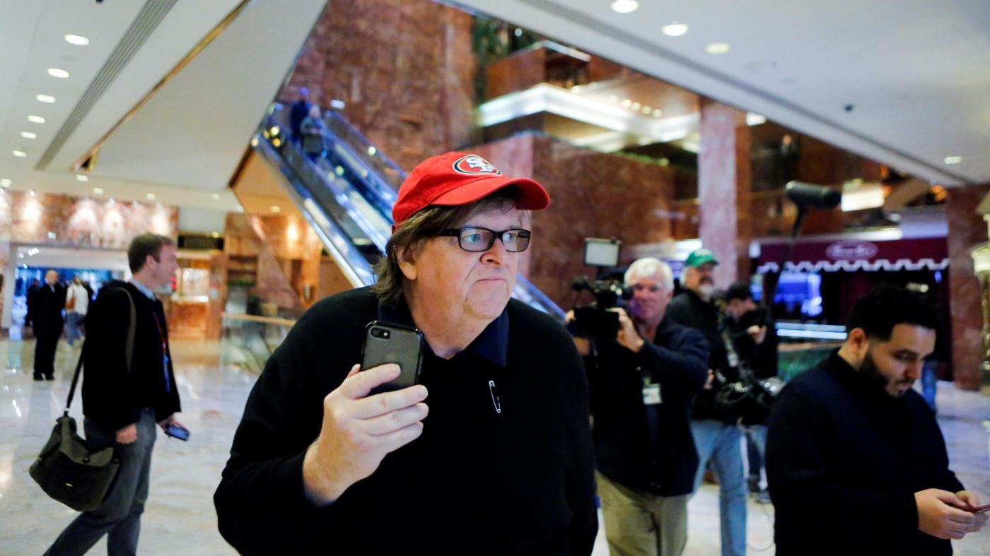 Michael Moore entra nella Trump Tower: Voglio parlarti