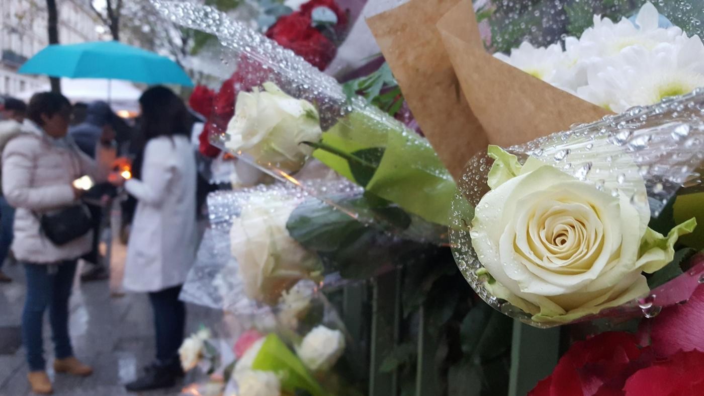 Parigi, cerimonia al Bataclan con Hollande e Hidalgo: deposti fiori