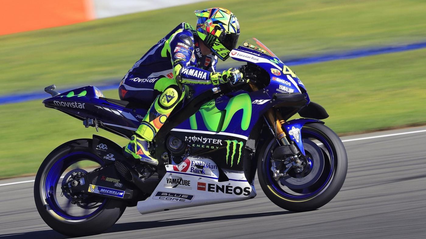 Gaffe di Valentino Rossi: calcio a una donna nel paddock